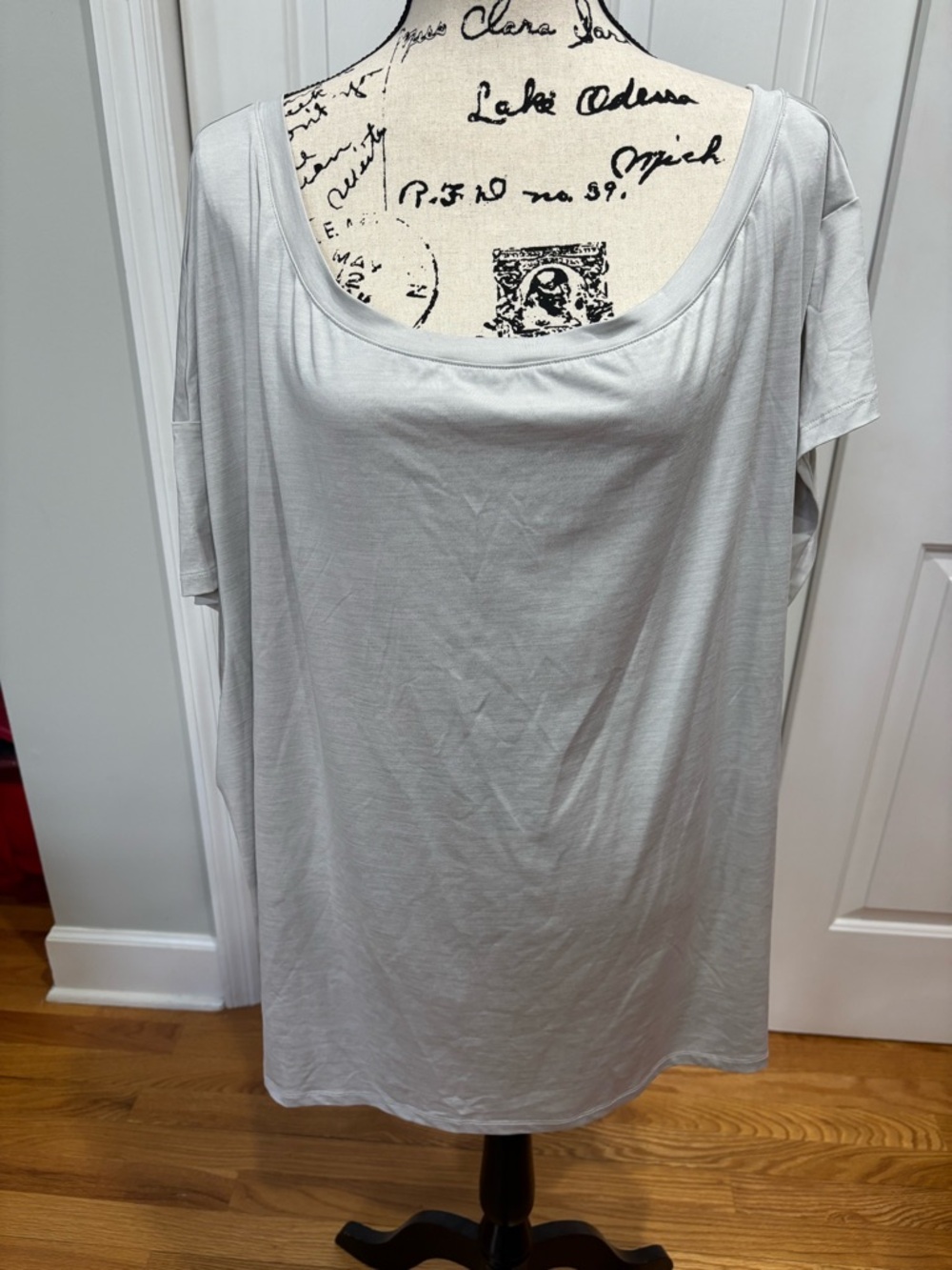 Torrid Light Gray Scoop Neck Short Sleeve Active Top- 5X EUC